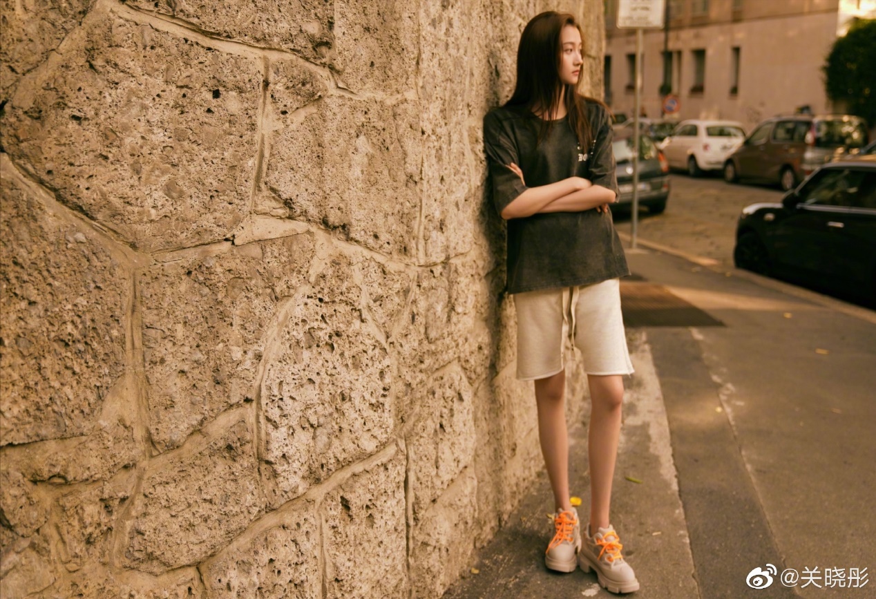 关晓彤办公室健身,关晓彤瘦腿三天变成筷子腿