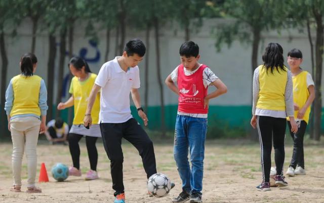哀悼！中国足坛传来悲痛消息，他把余生献给足球，曼联送上致敬