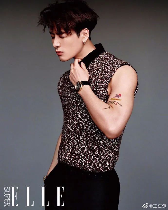 泫雅大秀身材,泫雅甜酷情侣写真