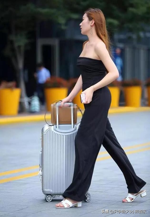 路人街拍：美女性感穿搭+精致面容配完美身材=摩登女郎