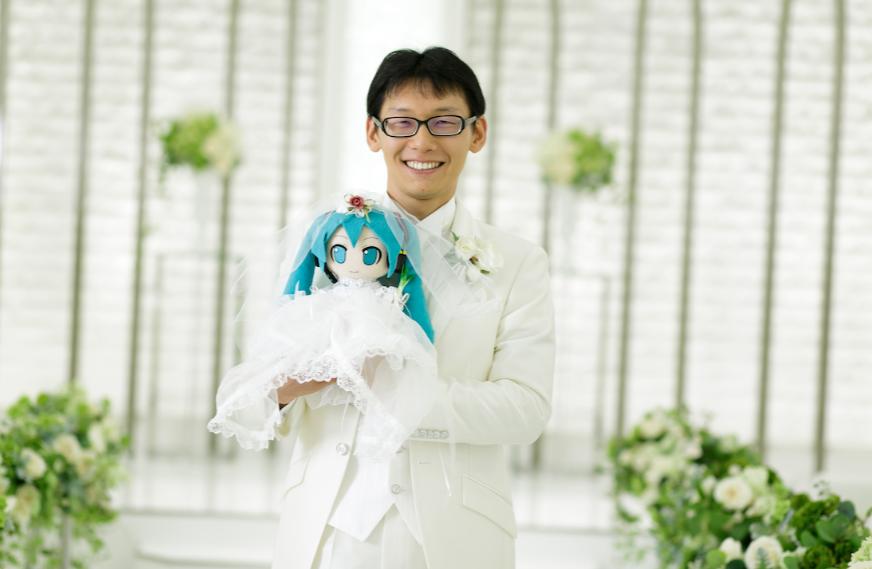 和初音结婚的真实现状,花200万和初音结婚的日本男子