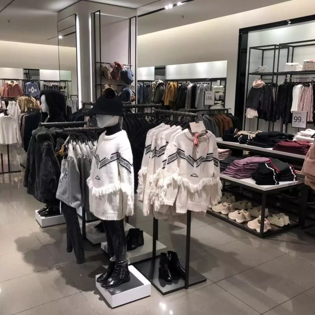 我带身高155的同事来到童装部，结果她逛疯了……