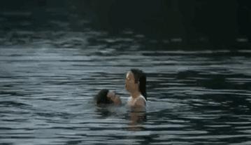 都是鹰钩鼻大美女，都爱过同一些男人，她俩的路怎么就不一样呢？