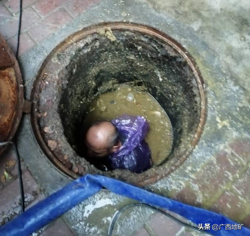 桂林市灵川县这名保安大叔火了，除夕夜在化粪池徒手疏通管道，50多岁的他曾经当过地质队员