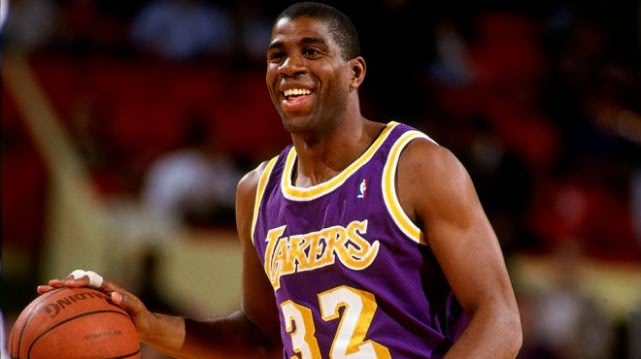 詹姆斯举起mvp奖杯,美媒评选过去16年西决mvp