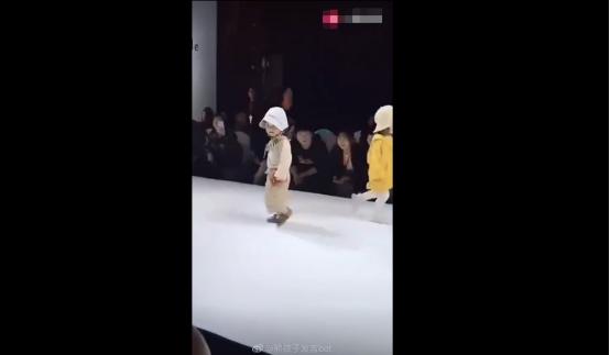 童模走路正确迈步姿势,童模最不缺的就是自信