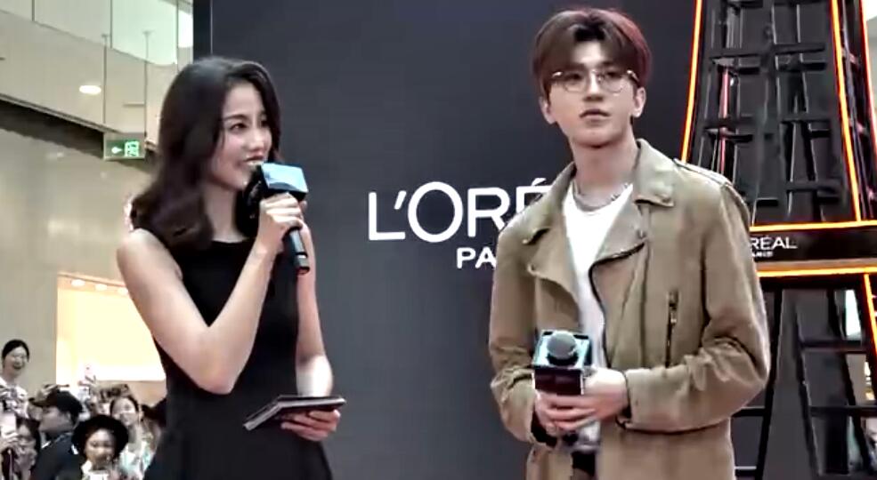 蔡徐坤欧莱雅项链,蔡徐坤米兰时装周diesel