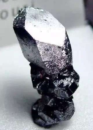 金子刚开采出来什么颜色,金子刚出来的颜色是什么