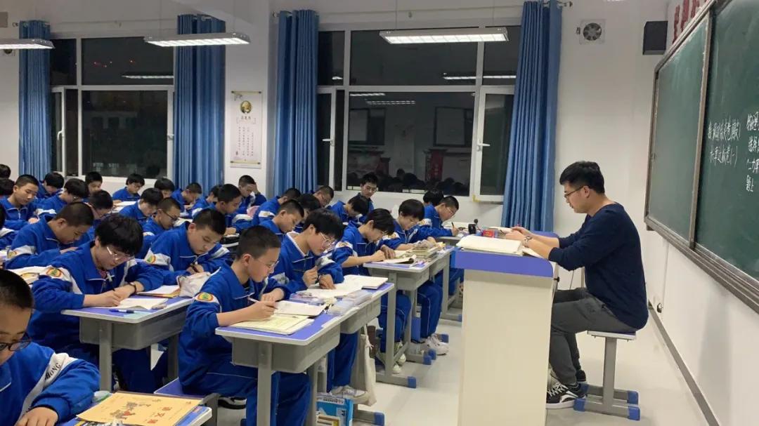 晚自习同学们在争分夺秒的学习,自习课上同学们都在埋头复习