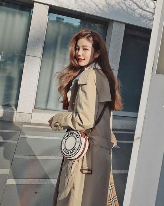 女明星穿风衣怎么搭配,军绿卡其色风衣