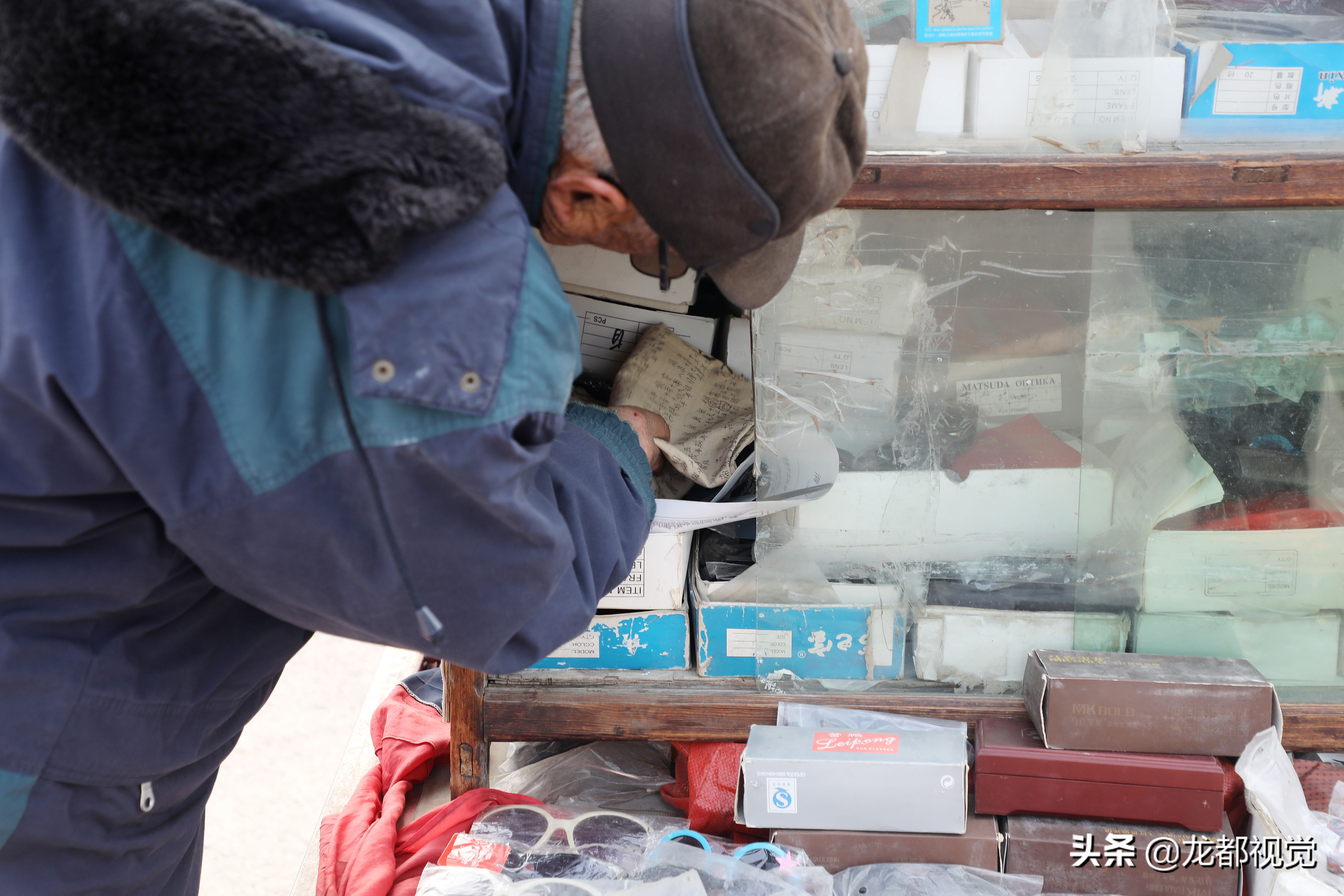 农村大爷集市卖稀少物品,农村赶集卖老花镜多少钱合适