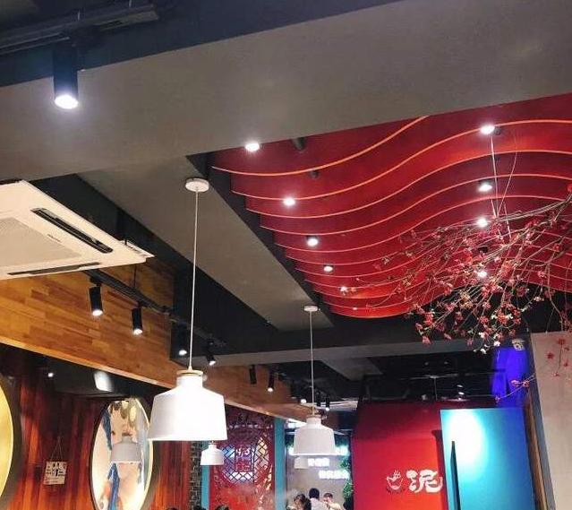 涮肉吃过，泥锅涮串还是头一次，今天进店体验一下什么味道的泥锅