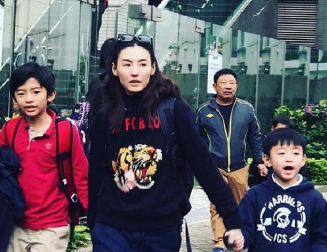 高龄生娃是“整容”，张柏芝三胎儿子长大后，网友：差点没认出来