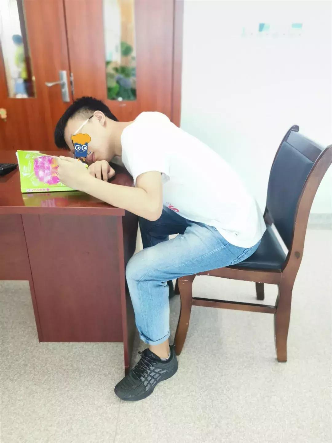 关注脊柱侧弯让孩子少走弯路,关注纠正驼背的锻炼方法