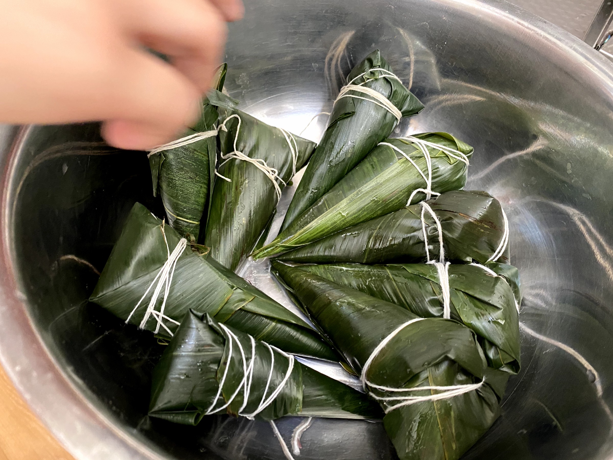 吃不完的粽子晒干炸着吃吗,吃不完的粽子直接放室外会坏吗