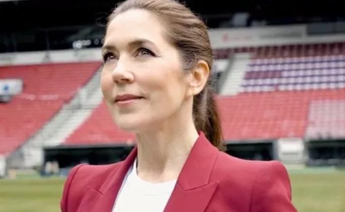 未来的丹麦王后玛丽穿西装秀球技，为足球队加油，颠起球好熟练