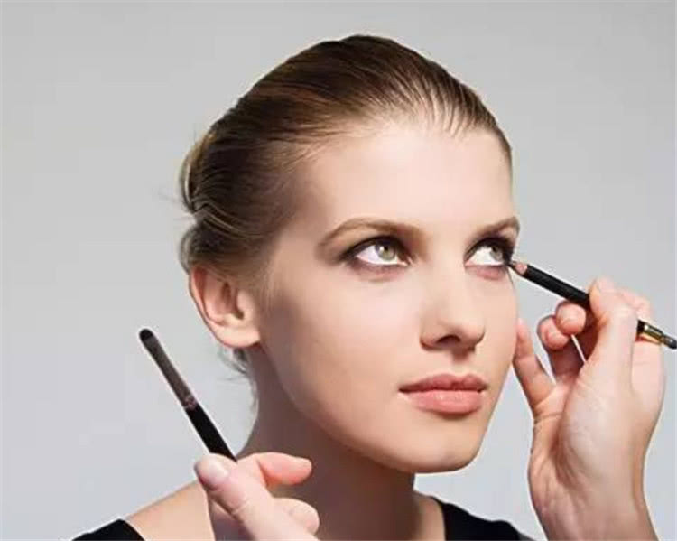 画眼线手不抖技巧,画眼线手不抖的技巧