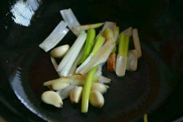 肚子疼大便不成形颜色偏绿,肠胃没问题大便不成形什么原因