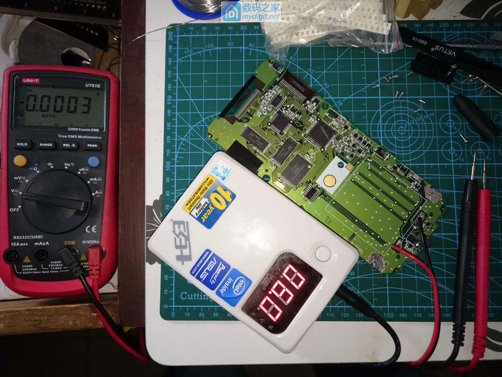 技术大佬秀操作！德州仪器TI-89图形计算器拆机维修及CPU超频