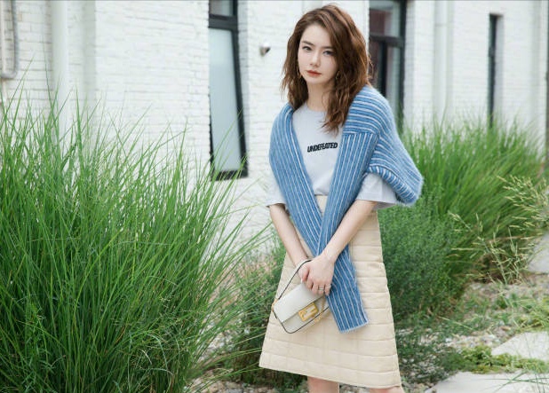 戚薇的时尚真看不懂，穿T恤配“太空被”凹造型，一般人真不敢穿