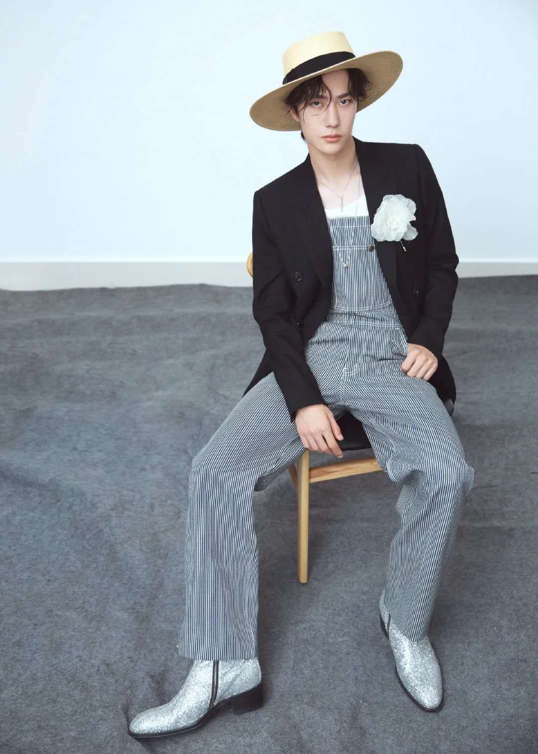 男人，想要在秋冬帅酷出场，怎么能少了一款经典实用的马丁靴？