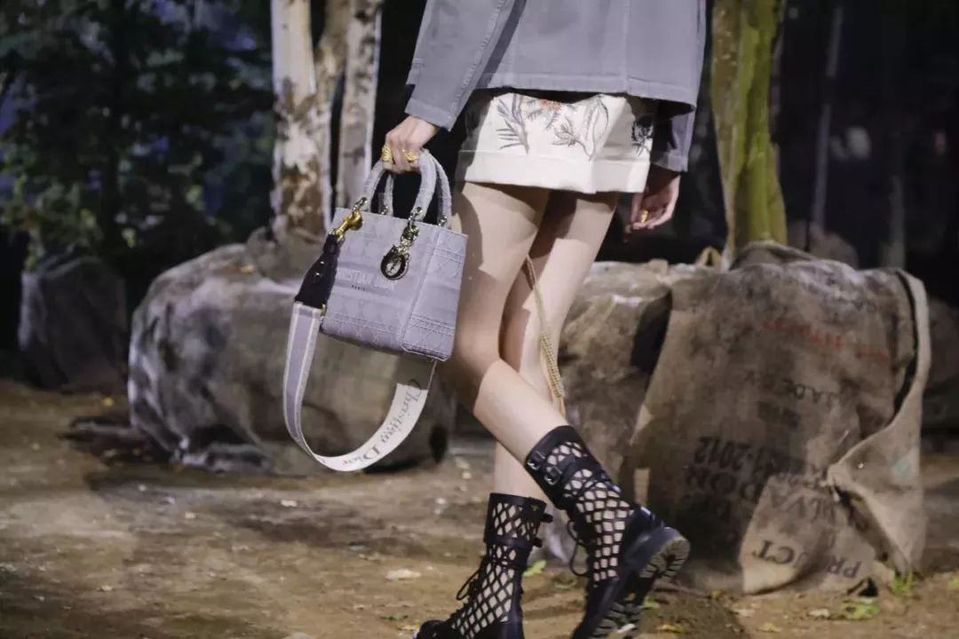 上新啦@ DIOR || 挎上这只“红包”喜提新年鸿运