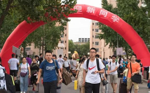 又是一年开学季，安徽财经大学迎新标语走红，每条都不让学生失望