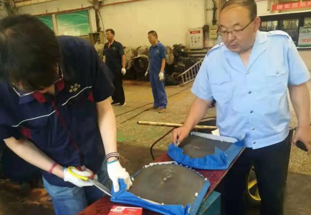 不惧考验高温天致敬列车搓澡人,不畏高温酷暑奋战一线