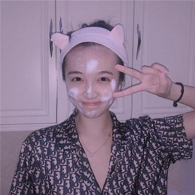 闭口和闭口粉刺,脸上长痘痘闭口粉刺引起的原因