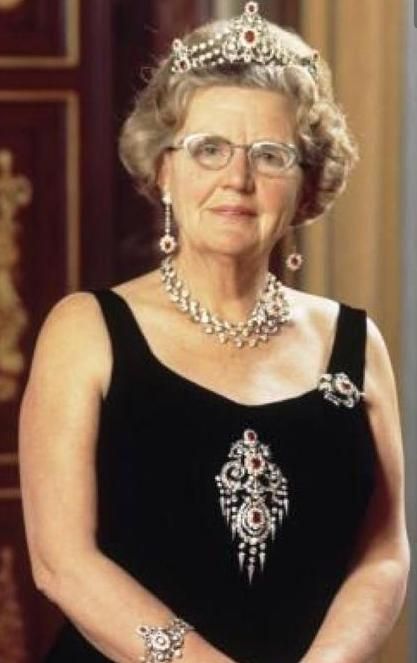 英国王室珠宝红宝石,英国皇室珠宝35克拉蓝宝石胸针