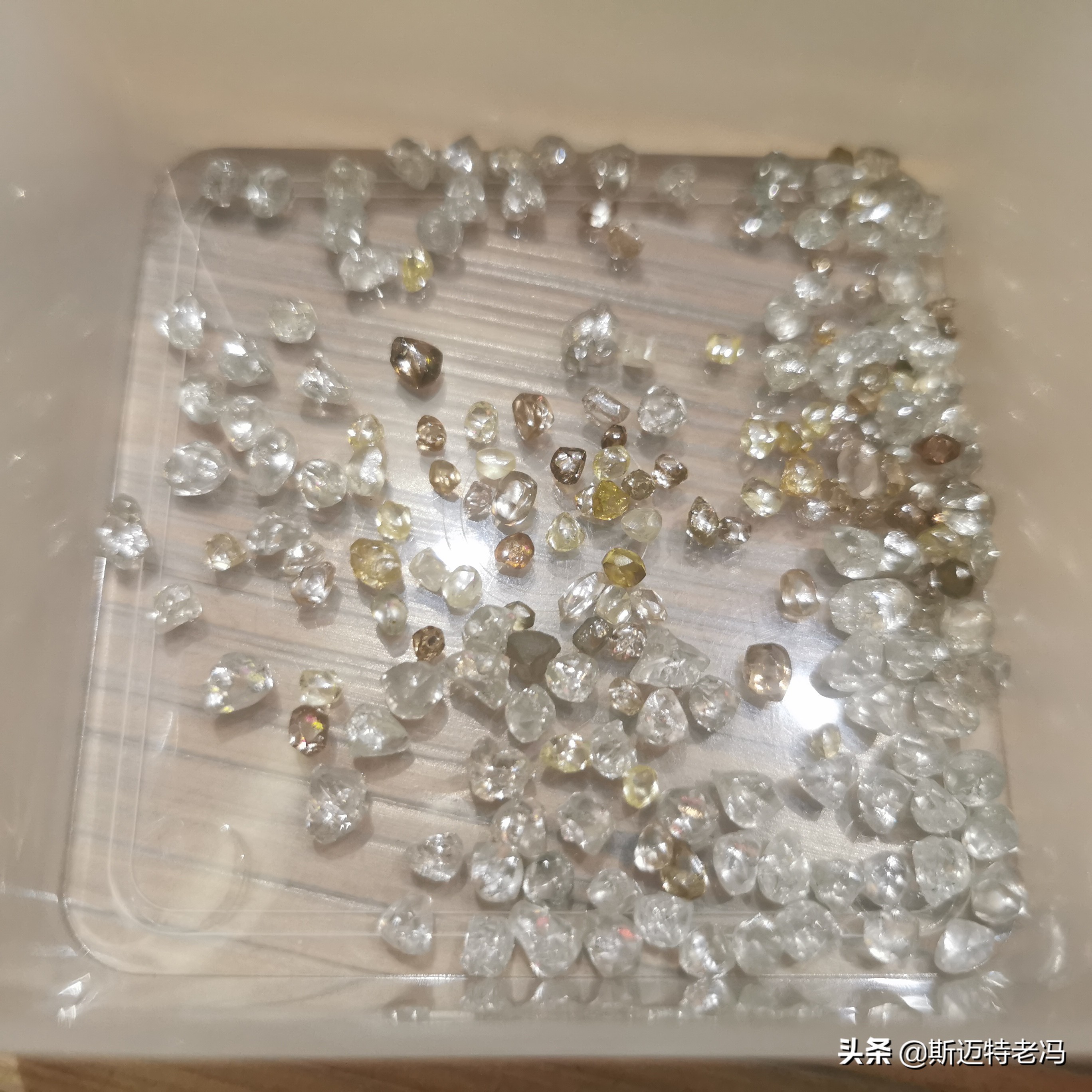 人造钻石与天然钻石在外观上,人造钻石和天然钻石的价格差异