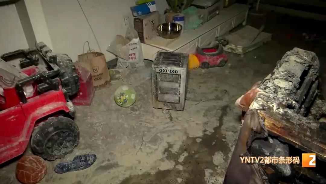 电闸拉下来了却着火了,电闸推上去电灯炸了