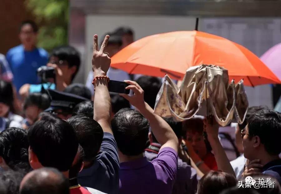 令人泪目的99张照片高考,高考家长等待图片