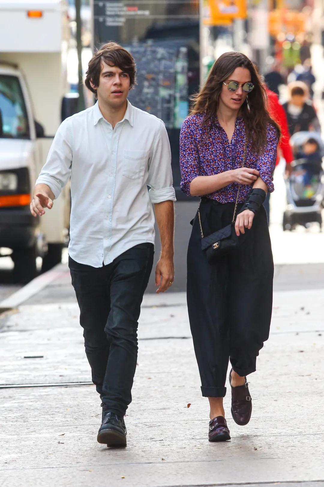 在家也穿正装,在家也天天穿校服