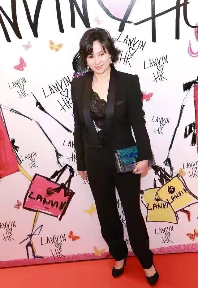 何超琼太飒了！穿西装内搭黑白蕾丝打底衫，手拿蛇纹包大佬范十足