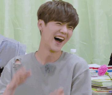 鹿晗这身贵公子打扮不得不夸！中分小卷+眼镜杀，帅起来真要命