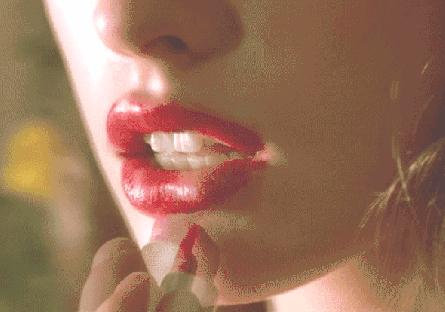 口红开封一年还能退吗,口红开封用之后多久不能再用了