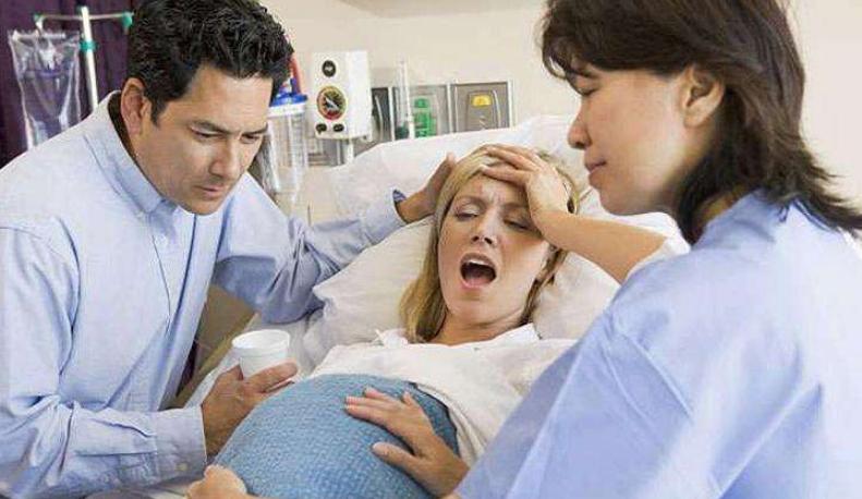 妻子临产路上丈夫做法大快人心,老婆开宫口的时候应该做些什么