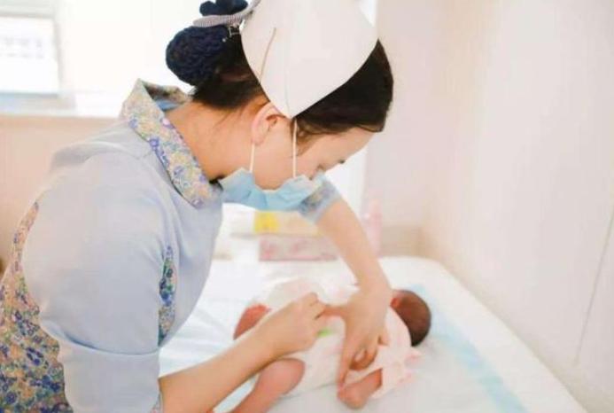 宝宝用尿不湿视频,孩子用过的尿不湿别扔