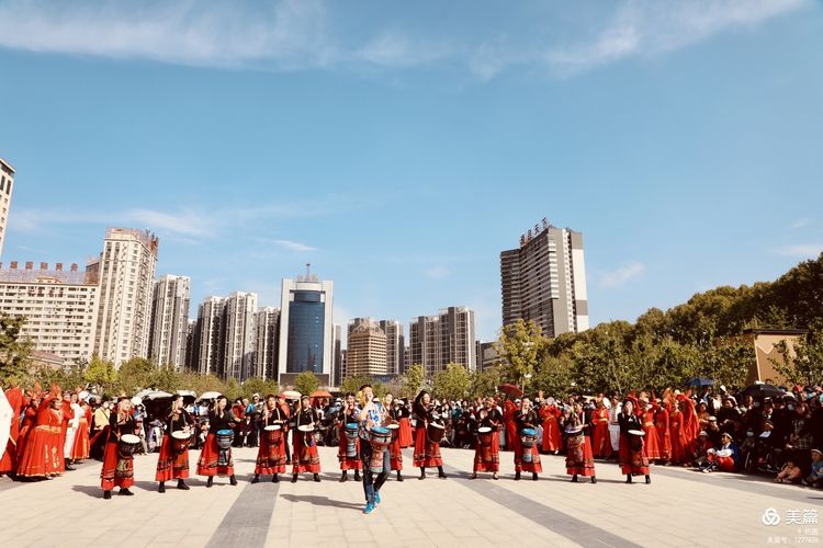 洛阳牡丹广场：*疆新**舞大联欢