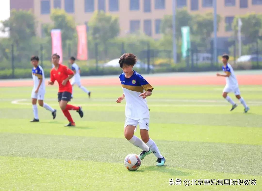 酷暑炎夏也挡不住球友打球的决心,足球绿茵场上的激情与梦想