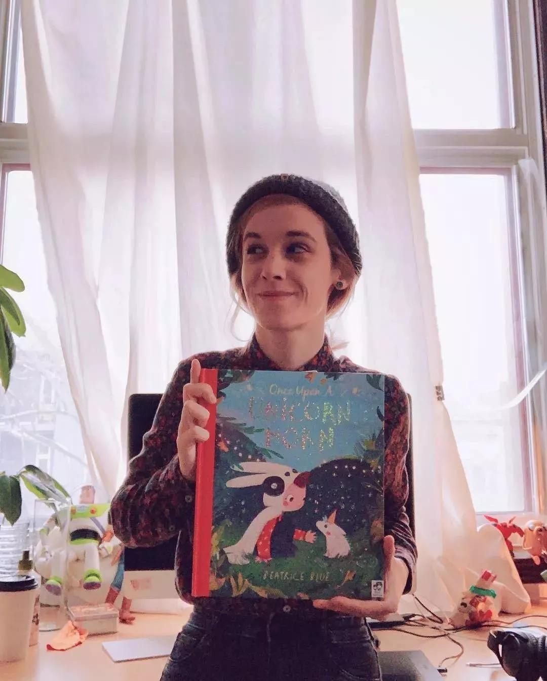 BeatriceBlue，内心有光，所画皆暖，用线条打造童真世界