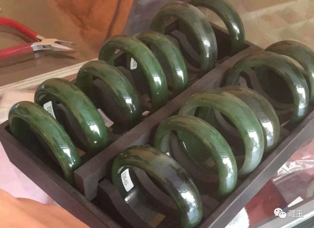 碧玉中顶级颜色是菠菜绿吗,顶级菠菜绿碧玉扳指