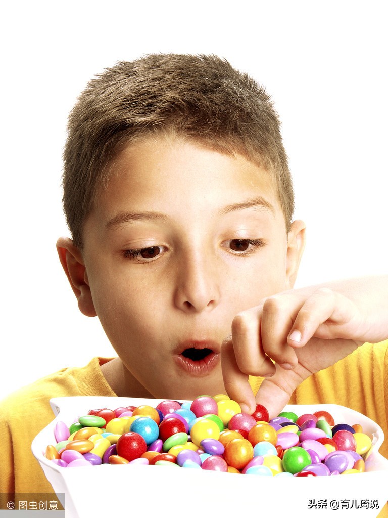 在糖果成堆的新年中，如何拯救不给糖吃就撒泼打滚令人发疯的宝宝
