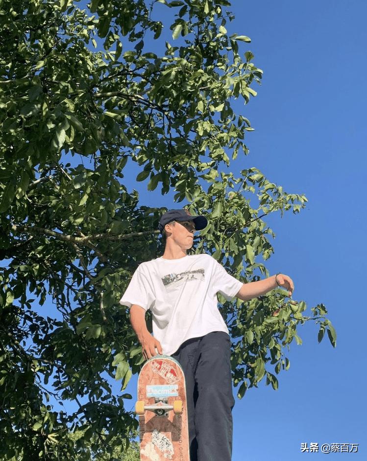 贝克汉姆晒小儿子克鲁兹工作照,克鲁兹贝克汉姆秀肌肉