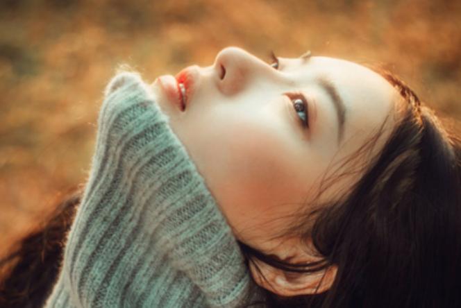 下巴和鼻翼白色的小粉刺,鼻子下巴白色粉刺