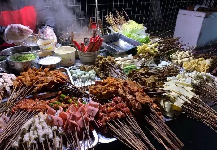 终于被我吃到了！这一锅90年代的麻辣烫，才是咱老成都挂念的市井味啊！