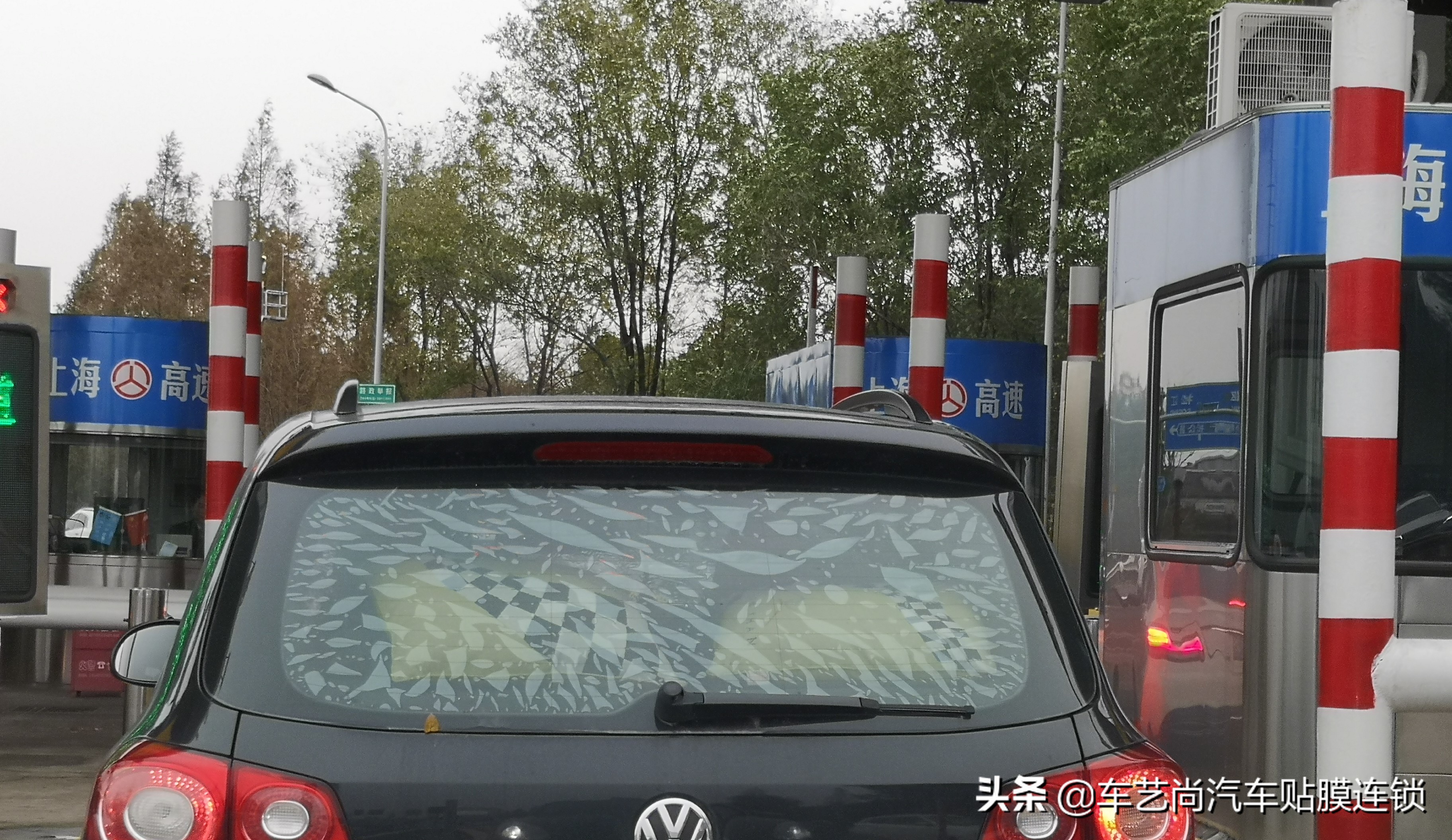 汽车贴膜时间长了起泡怎么补救,汽车玻璃贴膜起泡怎么去除