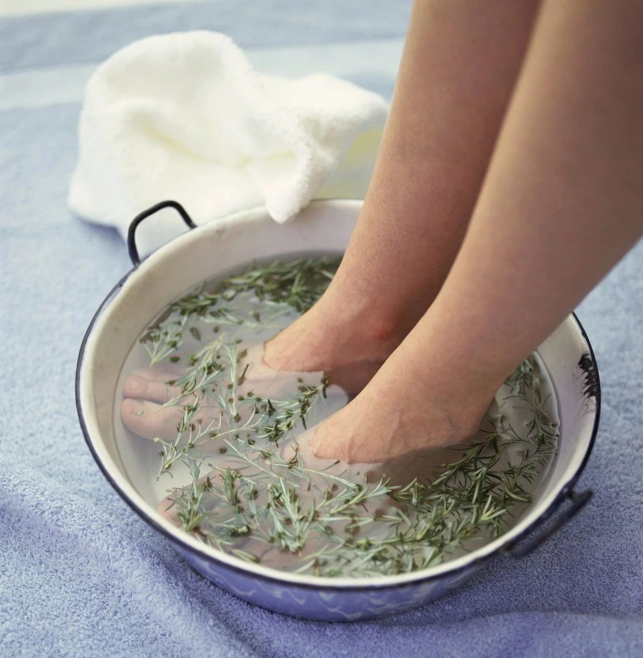 多喝热水对缓解痛经有用吗,多喝热水能治肚子上面的痛经吗