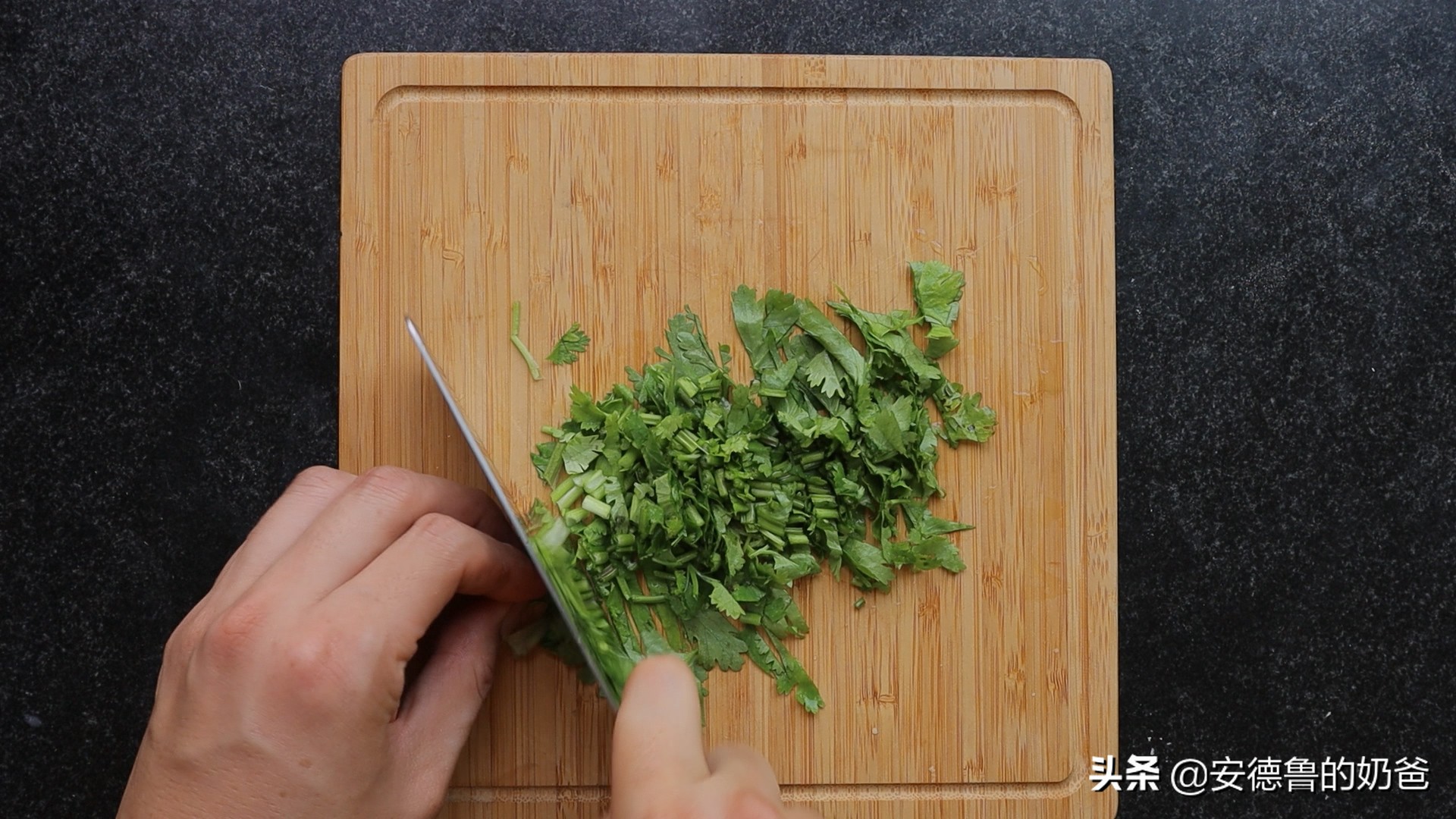 奶爸在家带着娃做馄饨现包现煮真材实料小朋友吃了一大碗